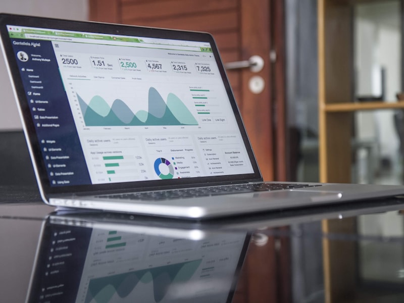 Dashboard pe ecran de laptop